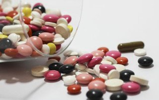imagen de píldoras de medicamentos mezcladas en un tarro